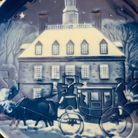 Royal Copenhagen Porcelain Christmas in America Decorative Plates, Christmas Eve - Picture 11 of 12